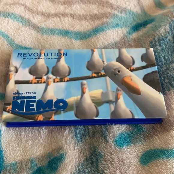 Makeup Revolution x Finding Nemo Mine eyeshadow palette. - Picture 3 of 6